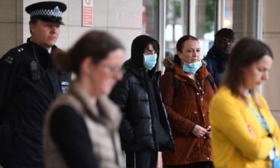 Británicos durante un minuto de silencio en honor a los trabajadores de salud fallecidos por el coronavirus. | Fuente: EFE