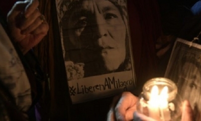  Una mujer sostiene un retrato de Milagro Sala durante una manifestación, demandando que sea liberada, el 23 de mayo de 2017 en Buenos Aires