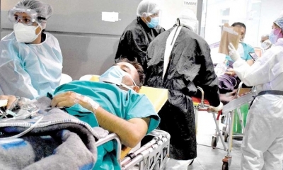 Una persona recibe atención médica en Cochabamba.