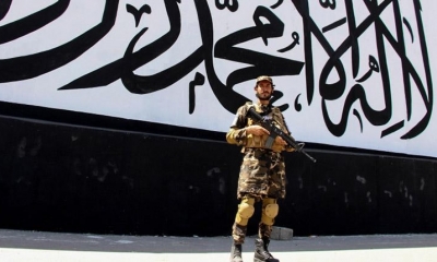 Un soldado talibán hace guardia en Kabul. | EFE