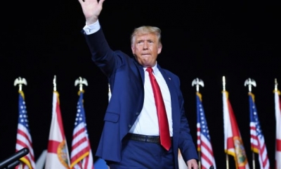 El presidente Donald Trump saluda a sus seguidores en el aeropuerto de Pensacola, Florida. | AFP