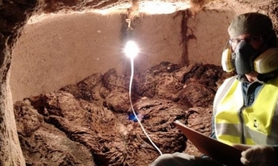 Un arqueólogo muestra parte de la necrópolis hallada en Viacha.