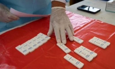 Un técnico de laboratorio manipula unas pruebas PCR en un centro móvil gratuito de detección del coronavirus.