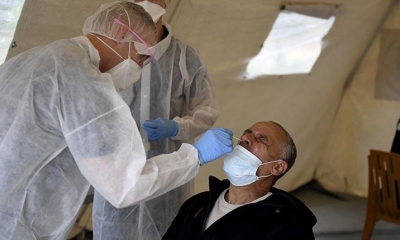 Doctores toman muestras de Covid-19 a un paciente en Marsella. | Foto archivo | AFP