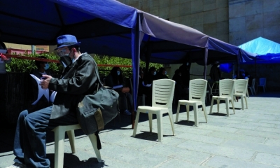 En el punto de la UMSA la gente llegaba lentamente y ya no había filas. Foto: Carlos Sánchez / Página Siete.