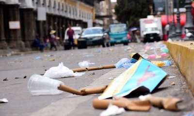 La basura acumulada en la plaza principal