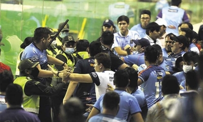Mas de treinta butacas fueron sacadas de sus lugares por hinchas celestes. 