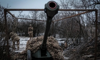 Militares ucranianos de la 22.ª Brigada Mecanizada operan un cañón de artillería D-44 de 85 mm de la era soviética