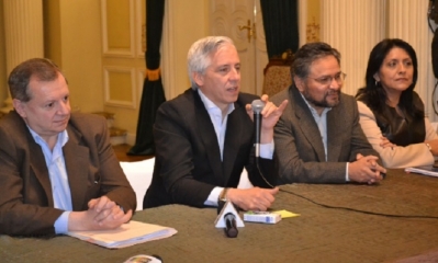 Alvaro Garcia Linera, compartiendo con la prensa/Foto. ABI