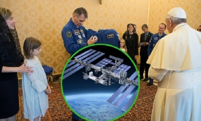 En la reunión, los astronautas sorprendieron al Papa con un singular regalo. Foto: RRSS