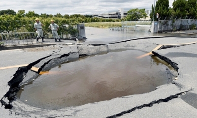 Grietas después de un terremoto en Takatsuki