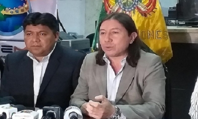 El director General de Migración de Bolivia, Marcel Rivas (  D  )