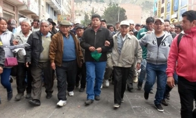 Gutiérrez (centro) marchó junto con Honorato Atto a su derecha. Foto: Karem Mendoza.