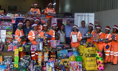 Ejecutivos y trabajadores entregan los regalos/Foto. Kreab