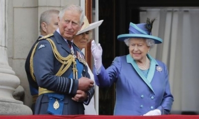 Príncipe Carlos junto a la Reina Isabel II. | Fuente: AFP
