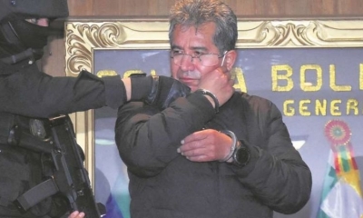 El excoronel Dávila, con la mirada fija en el comandante Aguilera, en su presentación del domingo 23 de enero. 
