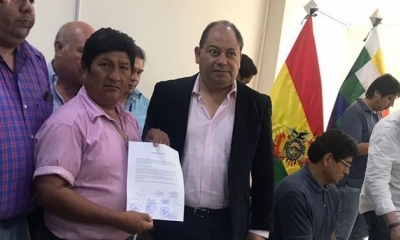 Romero y la dirigencia del transporte de Guarayos muestran el acuerdo firmado. Foto: Ministerio de Gobierno