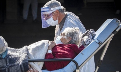 Una mujer con Covid-19 en Santiago de Chile. | AFP