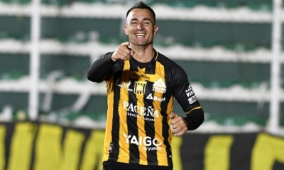 Martín Prost celebra uno de los goles de The Strongest
