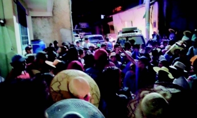 Familiares y pobladores esperan noticias en puertas del centro de salud de Independencia.