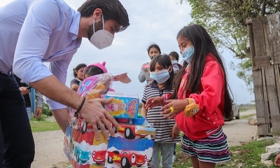 Trabajadores de CRE llevan regalos a más de 12.500 niños.