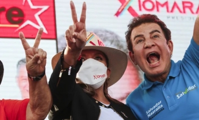 La candidata presidencial del Partido Libre, Xiomara Castro, reconoce a los partidarios acompañada por su compañero de fórmula Salvador Nasralla