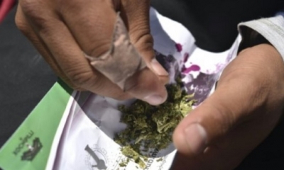  Un hombre prepara un cigarrillo de marihuana en una manifestación en Ciudad de México