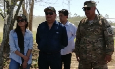 Carlos Romero y el viceministro de Defensa Social y Sustancias Controladas, Felipe Cáceres, verifican erradicación de coca en el Chapare/Foto. ABI