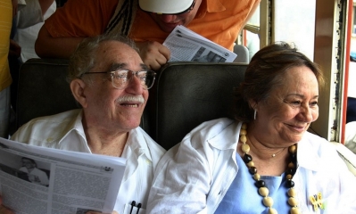 García Márquez (izq.) sentado en un carruaje junto a su esposa Mercedes Barcha