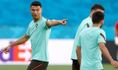 Cristiano Ronaldo (izq.), en una práctica con Portugal. | EFE