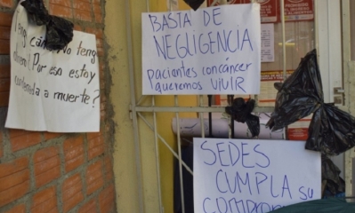 Carteles de protesta de pacientes con cáncer. Foto: Rimay Pampa