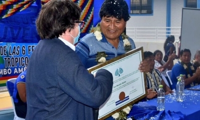 El momento de la entrega del reconocimiento a Evo Morales