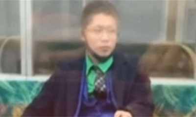 La policía detuvo al hombre, de 24 años, que vestían una camisa verde y un traje púrpura.