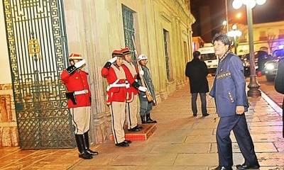 Presidente Morales y Colorados de Bolivia en el ingreso al Palacio de Gobierno. Foto: ABI