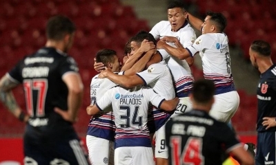 Jugadores de San Lorenzo festejan el gol del empate en Santiago. 