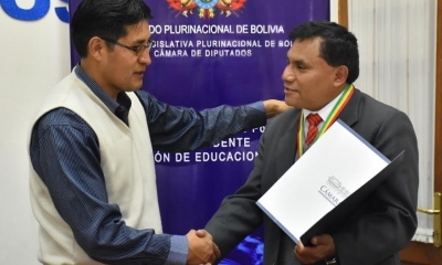  El presidente de la Comisión de Educación y Salud, diputado Javier Quispe, entrega el reconocimiento al presidente, Mario Cazón Morales/Foto. SIN