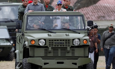 Nicolás Maduro maneja una 4x4 Tiuna fabricada en Venezuela mientras llega a presenciar ejercicios militares, Caracas, Venezuela/Foto. RRSS