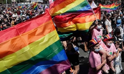 Miles de personas participan hoy en la Marcha del Orgullo en apoyo a la comunidad LGTBI del país, por las calles de Santiago (Chile)