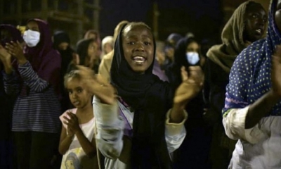 Los jóvenes sudaneses participan en una protesta en el barrio Berri de la capital, Jartum. | AFP