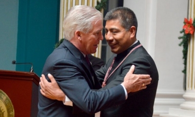Peter Brennan se despide de Fernando Huanacuni con un abrazo en el saludo protocolar. 