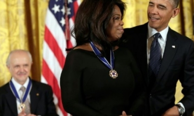  Barack Obama entrega la medalla de la libertad a Oprah Winfrey, el 20 de noviembre de 2013 en Washington