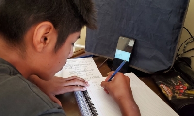 Estudiantes pasan clases en modalidad virtual, en 2021.