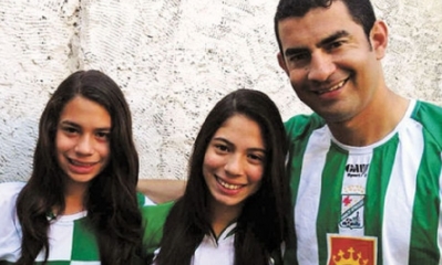 Ronald Arana y sus hijas/Foto. RRSS