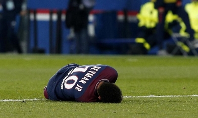 Neymar en el campo doliéndose Foto.Internet