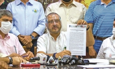 El presidente del Comité Pro Santa Cruz muestra la resolución del encuentro de ayer. 