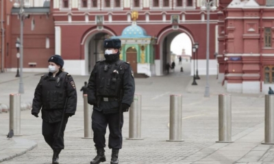 Miembros de seguridad en una de las calles de Rusia en época de coronavirus. | EFE