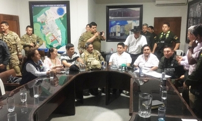 Diálogo entre autoridades anoche en Montero. Foto/Defensoría del Pueblo
