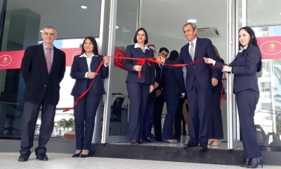 El corte de cinta de la agencia de BISA Seguros/Foto. Extend 