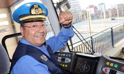 El presidente Luis Arce en la cabina de control del tren.
