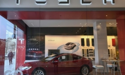 Un auto Tesla Model S visto en una tienda de Bruselas el 8 de febrero de 2018
